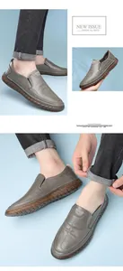 Detail van grijze leren loafers met antislipzool en verfijnde stikselafwerking