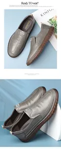 Detail van grijze leren loafers met antislip rubberen zolen en verfijnd stikselwerk