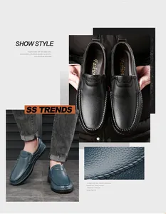 Detalle de piel con textura de lichi y costuras manuales en mocasines de hombre