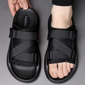 Schwarze Herren-Slipper aus Mesh mit verstellbarer Schnalle und rutschfester Sohle