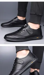Détail de chaussure décontractée en cuir noir avec fermeture velcro et coutures précises