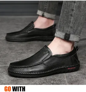 Detalle de mocasines de cuero negro para hombre con grano texturizado y costuras a mano