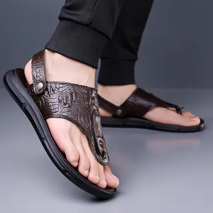 Herren-Sandalen in Dunkelbraun mit Krokodilstruktur und rutschfester Gummisohle für den Sommer