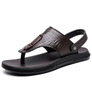 Dunkelbraune Herren Zehentrenner Sandalen mit Krokodilmuster und Fersenriemen auf Weiß