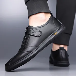 Baskets classiques en cuir noir mat avec fermeture velcro et semelle souple antidérapante
