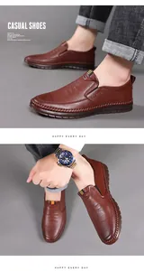 Dettaglio di scarpe slip-on in pelle marrone con texture a rilievo e cuciture artigianali