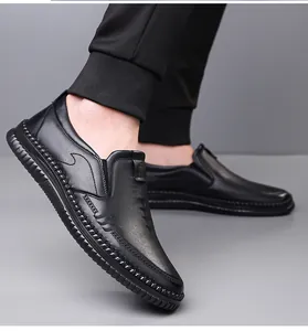 Λεπτομέρεια μαύρου δερμάτινου slip-on παπουτσιού με υφή litchi και αντιολισθητική σόλα