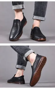 Detalle de mocasín en cuero negro con textura de lichi y suela de goma antideslizante
