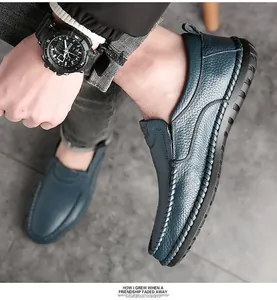 Primer plano de mocasines de cuero azul oscuro con textura granulada y costura manual