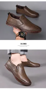 Detalle de mocasines de cuero marrón con costuras hechas a mano y suelas de goma