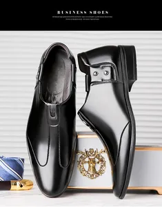 Dettaglio di mocassini in pelle nera con cuciture eleganti e fibbia laterale decorativa