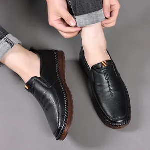 Mocassini casual da uomo in pelle nera con suola marrone antiscivolo e dettagli arancioni