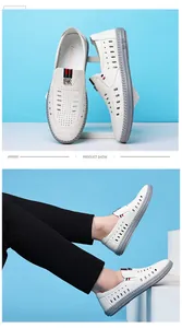 Details von weißen Leder-Loafers mit Lochmuster, Streifenband und Metallverzierungen