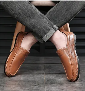 Primer plano de mocasines de cuero marrón con textura granulada y detalles cosidos a mano