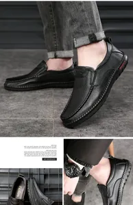Detalle de mocasín en cuero negro granulado con costuras a mano y letras en el lateral