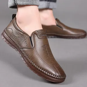 Mocasines de hombre en cuero marrón oscuro con costuras a mano y suela de goma