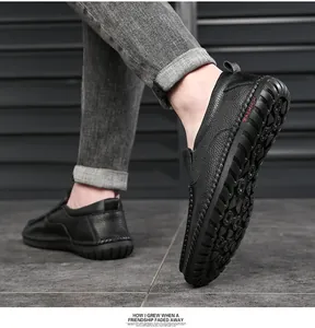 Detalle de mocasines de cuero granulado negro para hombre con logo Fashion rojo en el lateral
