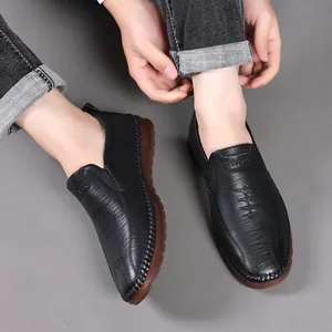 Mocasines clásicos de cuero negro para hombre con suelas de goma marrón duraderas