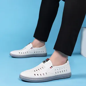 Weiße, atmungsaktive Leder-Loafer für Herren mit Gummisohle und gestreiftem Band-Detail