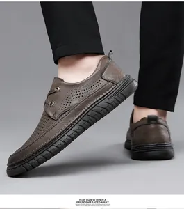 Detail von braunen Herren-Ledersandalen mit atmungsaktiver Perforation und dicker Gummisohle