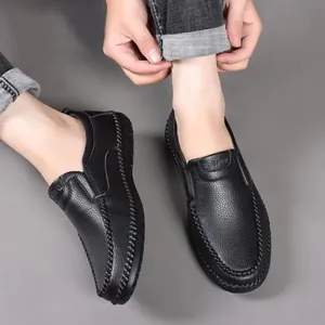 Mocasines de cuero negro para hombre con costuras hechas a mano y suela blanda