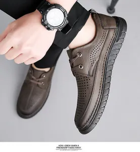 Detail von braunen Herren-Sandalen aus Leder mit Cut-Outs und dicker Gummisohle