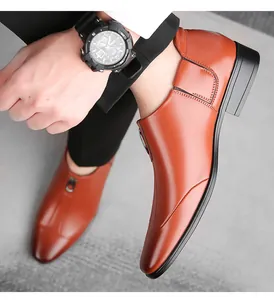 Dettaglio scarpe eleganti marroni da uomo con cerniera e texture in pelle lucida