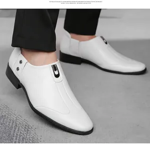 Dettaglio scarpe eleganti in pelle bianca con fibbia metallica e cuciture