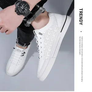 Détail des perforations géométriques sur des baskets pour hommes en cuir synthétique blanc