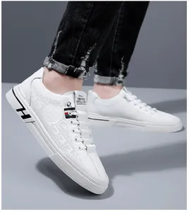 Détail macro du cuir blanc perforé respirant avec des accents de rubans tricolores stylés