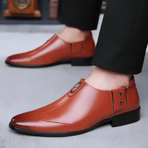 Scarpe eleganti da uomo marrone caramello lucido con fibbia in metallo e finitura in pelle