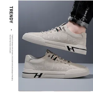 Détail d'une basket en cuir perforé beige avec logo Sport rond et design H sur la semelle