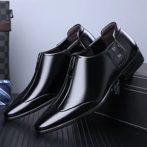 Scarpe formali da uomo nere a punta per business con eleganti dettagli in rivetti