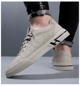 Détail de basket en cuir perforé beige respirant avec logo et semelle sport