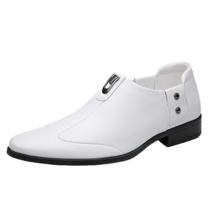 Scarpe eleganti da uomo bianche con design slip-on e decorazione con fibbia in metallo