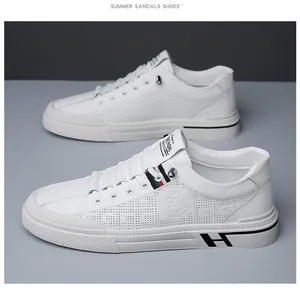 Détail de baskets blanches sans lacets respirantes avec perforations et décor logo H