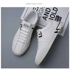 Détail de baskets blanches pour hommes avec trous d'aération et ruban tricolore latéral