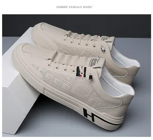 Détail du dessus en mesh beige respirant avec perforations et accents du logo sportif