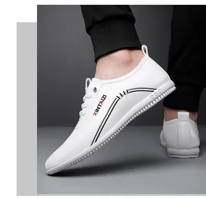 Gros plan de chaussures décontractées pour hommes avec logo latéral et semelle blanche