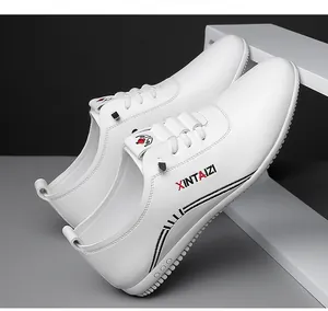 Détails des mocassins blancs en cuir pour hommes avec logo XINTAIZI et pique rouge