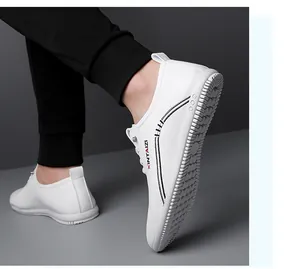 Vue détaillée de chaussures de loisirs blanches en cuir avec semelle en caoutchouc antidérapante