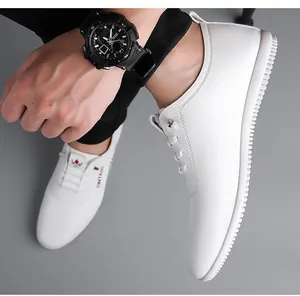 Vue détaillée de dessus des baskets blanches en cuir avec semelles antidérapantes et montre