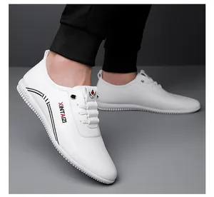 Détail de mocassins en cuir microfibre blanc avec texte XINTAIZI et semelle antidérapante