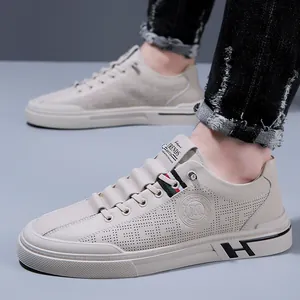 Baskets beiges respirantes pour hommes avec cuir perforé et design sportif tendance
