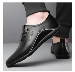 Détail de chaussures décontractées en cuir noir pour homme avec texture et bordure argentée