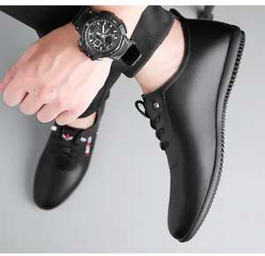 Détail de mocassins pour hommes en cuir noir avec semelles en caoutchouc antidérapantes chic
