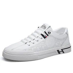 Baskets décontractées blanches pour hommes avec cuir perforé et détails à rayures