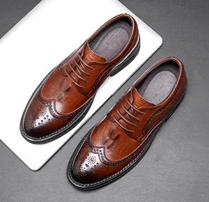 Détail de chaussures brogues en cuir marron avec texture crocodile et fini dégradé
