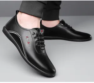 Détail de chaussures décontractées en cuir noir pour homme avec semelle antidérapante