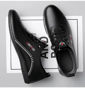 Vue de dessus de chaussures décontractées en cuir noir avec semelle en caoutchouc antidérapante
